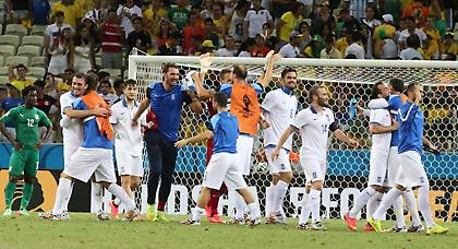 Πόλος έλξης για θαυμάστριες η Εθνική (pics)