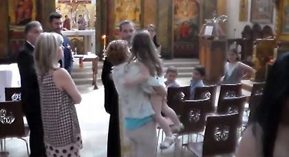 Ιερέας διέκοψε τη βάφτιση γιατί αρνήθηκε το παιδί!