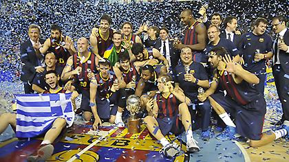 Αγκαλιά με την ελληνική σημαία ο «Παπ» (pic/video)