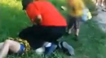 Την «έσπασε» στο ξύλο, μπροστά στα μάτια του δίχρονου παιδιού της