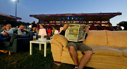 Άλλοι στη «χώρα του καφέ», άλλοι… καναπέ