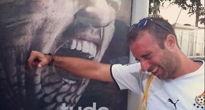 Δάγκωσε και στην… παραλία ο Σουάρες! (pics)