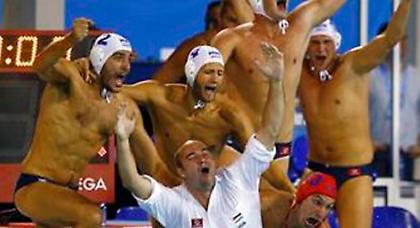 Πάνοπλοι οι Ούγγροι στο Eυρωπαϊκό της Βουδαπέστης