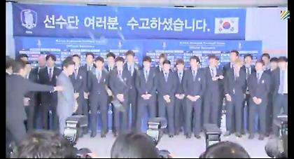 Πέταξε… καραμέλες στην αποστολή της Κορέας