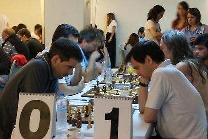 Σκάκι: Τα φαβορί προχώρησαν στο 2ο γύρο