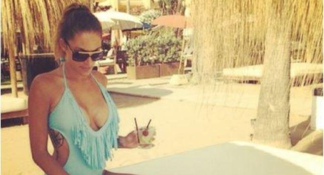 Ηλιοκαμένη και topless η Μάρτα (pic)