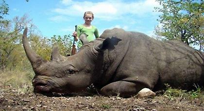 Σοκάρει η 19χρονη που ποζάρει δίπλα στα ζώα που σκοτώνει!