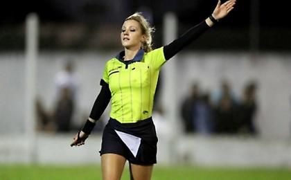 1, 2, 3… ΑΥΤΗ είναι διαιτησία! (pics/video)