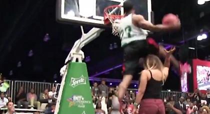 Απίστευτο κάρφωμα από έναν… ερασιτέχνη