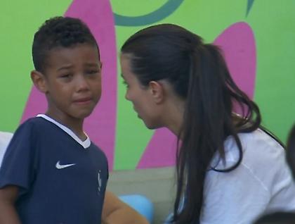 Πλάνταξε στο κλάμα ο υιός Σανιά (pic)