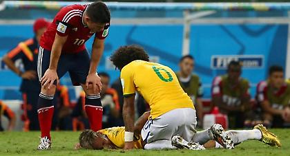 Ο Νεϊμάρ χαιρετά από καροτσάκι τους συμπαίκτες του (video)