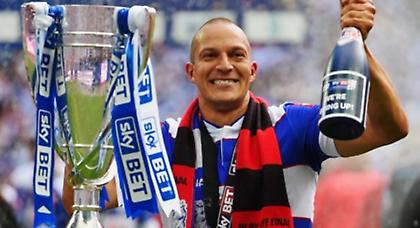 Κρατάει τον… ήρωά της