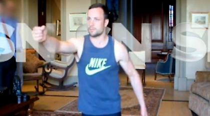 Ο Πιστόριους αναπαριστά τη δολοφονία (pics)