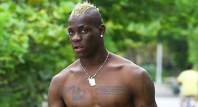 Τσιγάρο και «αραλίκι» ο Μπαλοτέλι (pics)