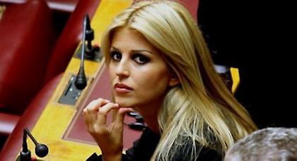 Πέταξαν μπογιές στο γραφείο της Έλενας Ράπτη