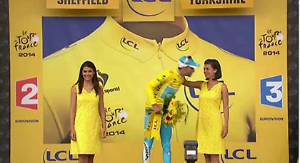 Χυλόπιτα στον νικητή του Tour De france από το κορίτσι της απονομής