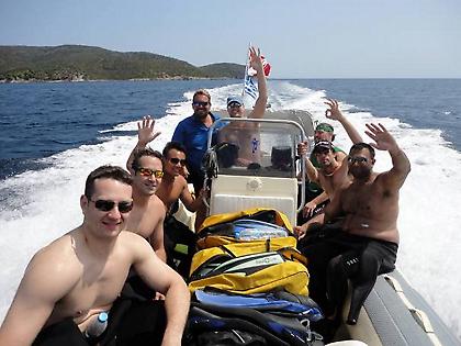 Μπάτσελορ πάρτι κάτω από το νερό στην Αλόννησο