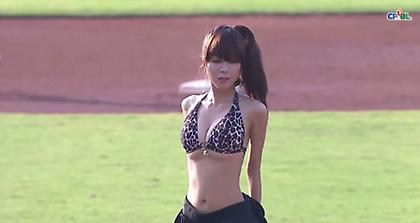 H πρώτη μπαλιά σε αγώνα μπέιζμπολ έγινε με στριπτίζ