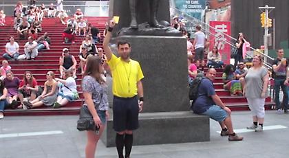 Ντύθηκε διαιτητής και μοίρασε κάρτες στους περαστικούς