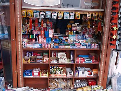 Ασφαλιστικά μέτρα για τον περιπτερά με το νερό των 3 ευρώ