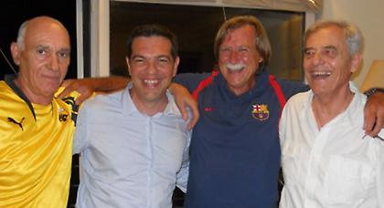 Βλέπει… μπαλίτσα ο Τσίπρας! (pics)