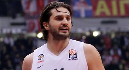 Συζητά με Κλέιζα η Αρμάνι