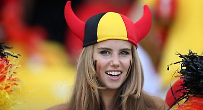 Απέλυσαν τη φίλαθλο-μοντέλο για μια φωτογραφία!