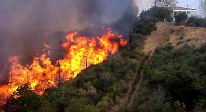 Μαίνεται η φωτιά στην Κερατέα