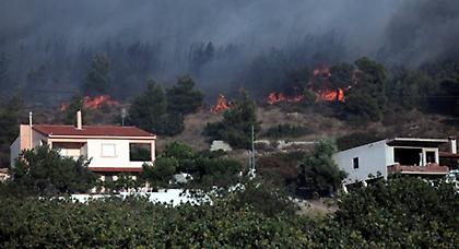 «Τουλάχιστον δύο κατοικίες στις φλόγες στην περιοχή της Κερατέας»