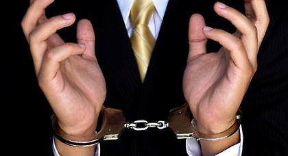 Χειροπέδες για χρέη προς το Δημόσιο