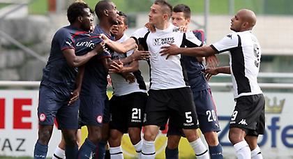 Ρε ρίξτε τους καμιά κλοτσιά!