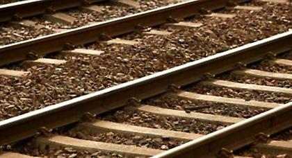 Νταλίκα «δίπλωσε» πάνω σε σιδηροδρομική γραμμή