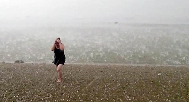 Έπεφταν... μπάλες του γκολφ (video)