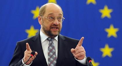 Ο Σουλτς απέβαλε τον Παπαδάκη του ΚΚΕ από το Ευρωκοινοβούλιο