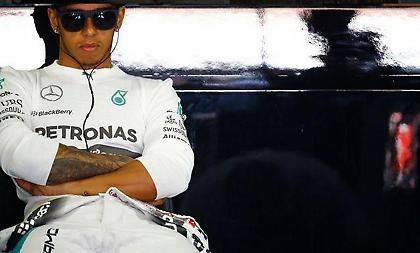 Από το pitlane ο Χάμιλτον