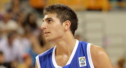 «Πατέρα, λες να φορέσω κι εγώ αυτή τη φανέλα;»