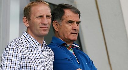 Εξετάζει τις άλλες λύσεις