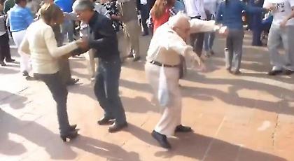Ο παππούς που χορεύει είναι το καλύτερο βίντεο που θα δείτε σήμερα