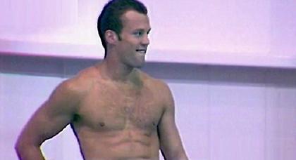 Ο σκληρός του Χόλιγουντ σε αγώνες κατάδυσης (video)