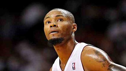 «Έκοψαν» Λιούις οι Μάβερικς