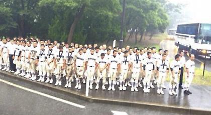 Στάθηκαν στη βροχή για «ευχαριστώ» στους οπαδους