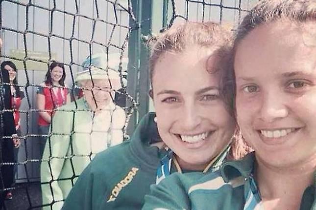 Η Βασίλισσα της Αγγλίας κάνει photobombing