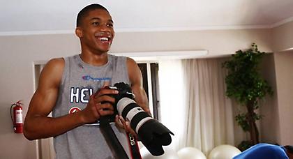 Παίζει και… φωτογράφος ο Αντετοκούνμπο (pics)