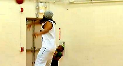 Ταπώνει και παιδιά ο Νοά (video)