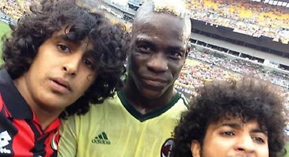 Μπήκαν στο γήπεδο για selfie με τον Μπαλοτέλι