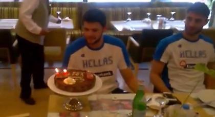 Επιστροφή, ΕΣΚΑΝ και… τούρτα για Εθνική (video)