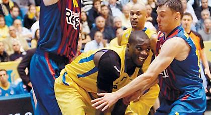 Πήρε Τζέιμς η Αρμάνι