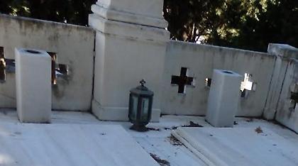 «Κυνηγοί» μετάλλων λεηλατούν νεκροταφείο της Πάτρας