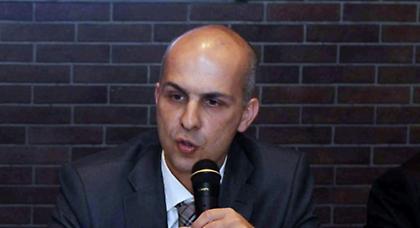 Με την πλάτη στον τοίχο