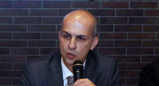 Με την πλάτη στον τοίχο